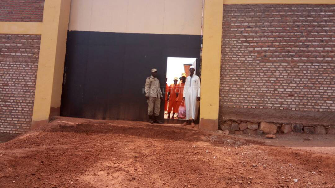 Yassin ubwo yari ageze ku muryango wa Gereza ya Mageragere afunguwe 