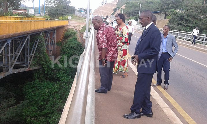 Minisitiri Nsengimana asura umupaka wa Rusumo areba ahanyuzwa umuyoboro wa Interineti (Fiber optic).