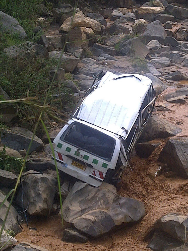 Imodoka yataye umuhanda ijya mu mugezi.