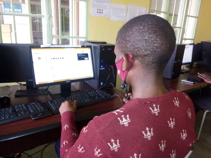 Urubyiruko rworoherejwe gukoresha ikoranabuhanga. Uyu ni umwe mu biga muri Kaminuza yo mu mahanga mu buryo bw