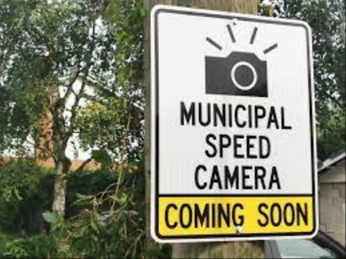 Polisi irateganya gushyira ibyapa mu muhanda bizajya biburira abatwara ibinyabiziga aho Camera ziri