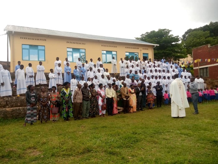 Urubyiruko rwiganjemo abanyeshuri rwishimiye iryo somero