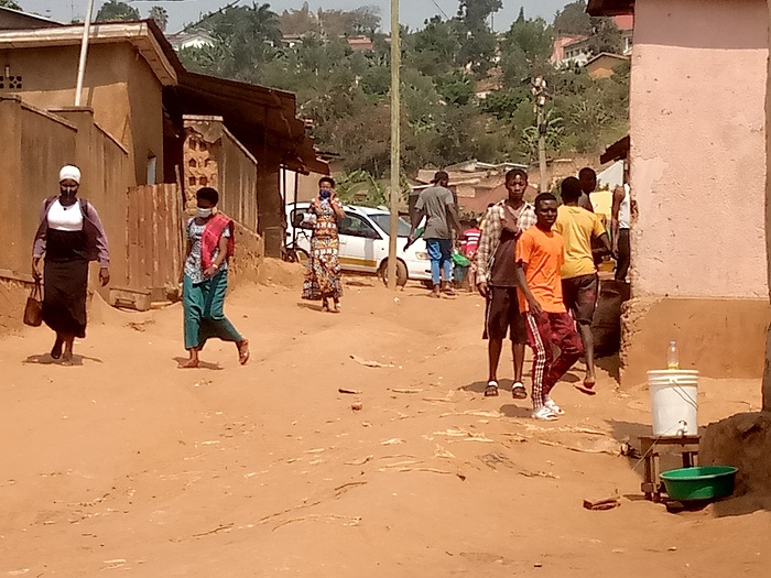 Mu nsisiro usanga urubyiruko rudatinya kugenda rutambaye agapfukamunwa