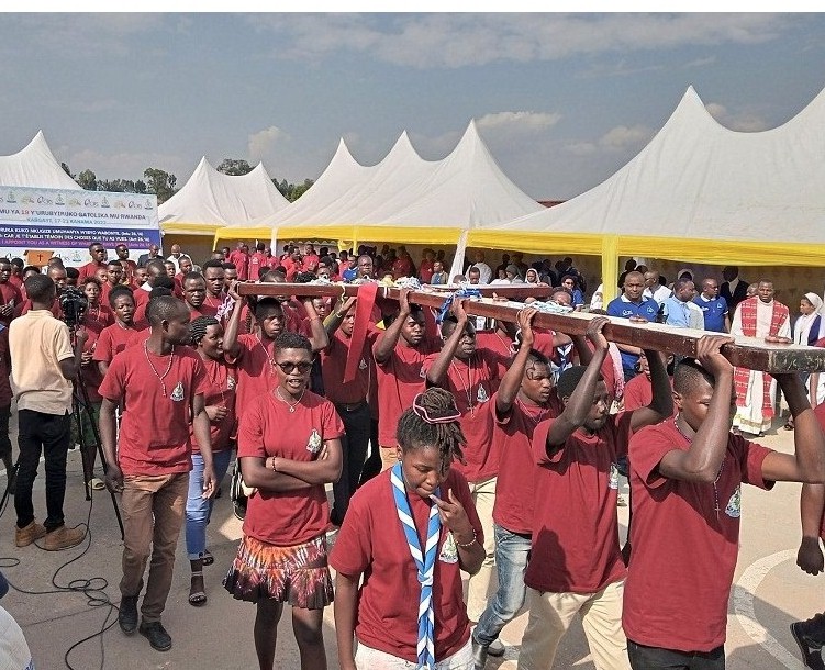 Urubyiruko rutambagiza umusaraba wa Yezu