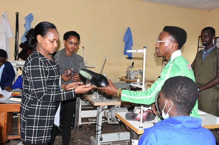 Urubyiruko rukora inkweto n'imikandara mu ruhu rwashimiwe ahubwo rusabwa kwigisha benshi