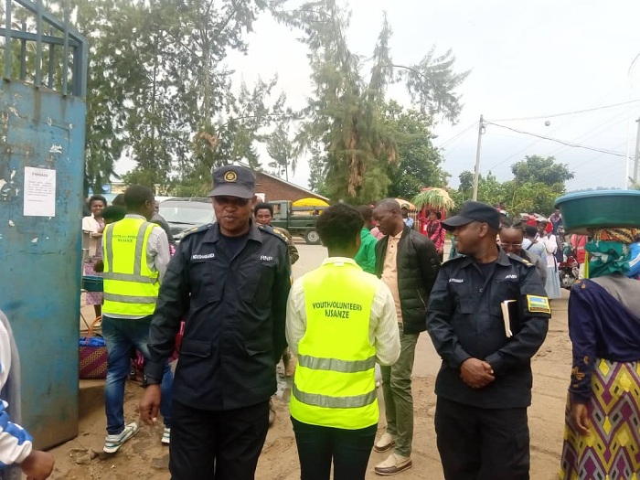 Urwo rubyiruko rukorana na Polisi