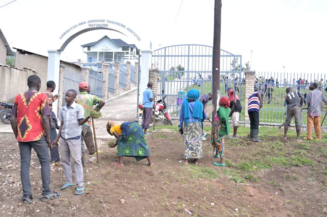 Urubyiruko rwa Ruhango rwiyemeje gukomeza gufasha mu bwitange rusukura inzibutso za Jenoside yakorewe Abatutsi