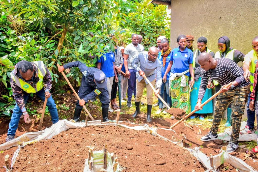 Bafatanyije n'inzego zitandukanye bubakira uturima tw'igikoni abaturage