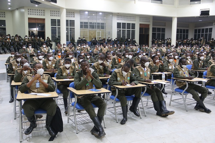 Bahawe ibiganiro binyuranye