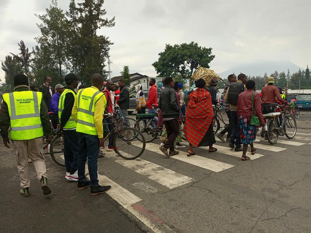 Bigishije abaturage kwambuka umuhanda