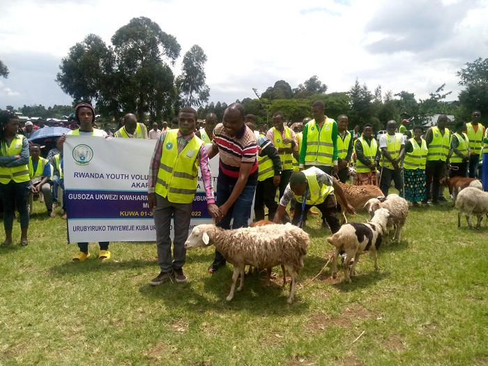 Visi Meya Mwanangu Teophile ashyikiriza umwe mu rubyiruko itungo