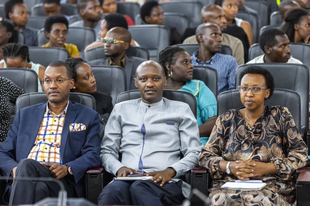 Umuyobozi wa GAERG, Jean Pierre Nkuranga hagati y'abayobozi muri Minisiteri y'Urubyiruko na Minisiteri y'Ubumwe bw'Abanyarwanda n'Inshingano Mboneragihugu