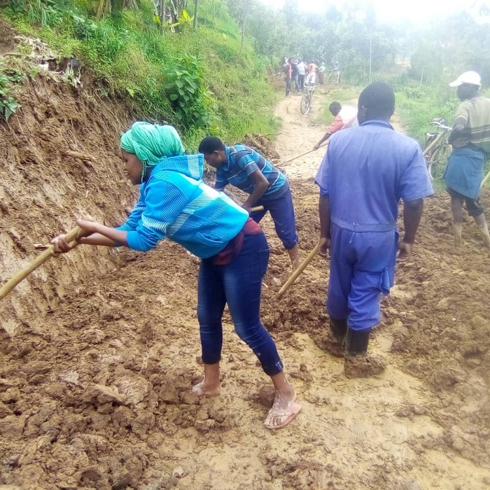 Youth Volunteers mu bikorwa byo gutunganya imihanda yangijwe n'ibiza