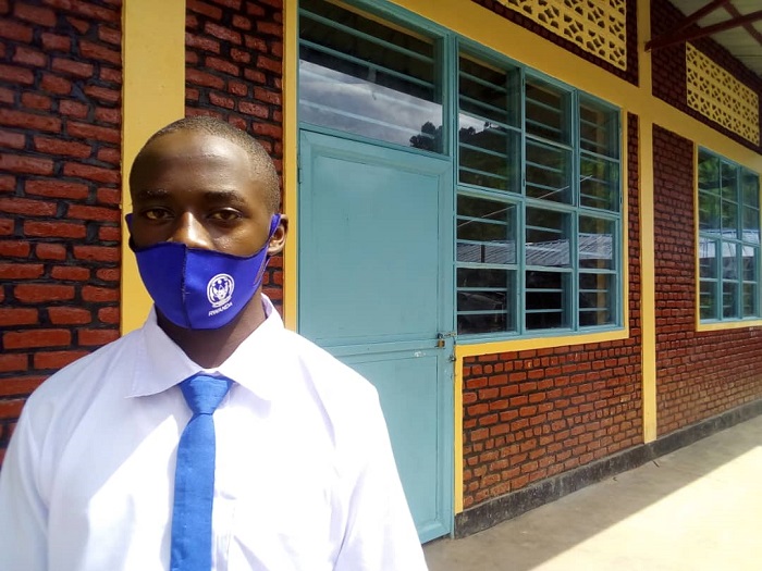 Munezero Yves ari mu biyemeje kwiga cyane ngo bazatsinde kuko aho kwigira bahafite