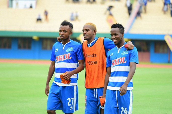 Yves Rwigema uri hagati ni umwe mu bari mu kibuga bakomoka mu muryango wa Ruzindana wari uzamutse neza nyuma agasubira inyuma