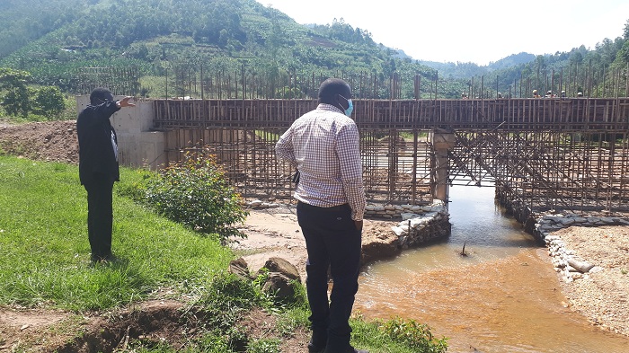 Abayobozi barimo gukurikirana aho ibiraro byubakwa