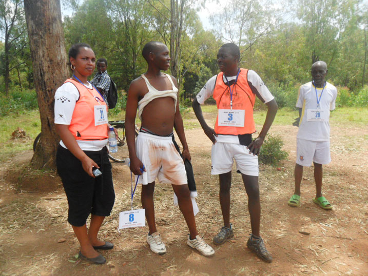 Zacharie Murera wambaye "Bodaboda" hamwe na bamwe mu bari mu irushanwa.