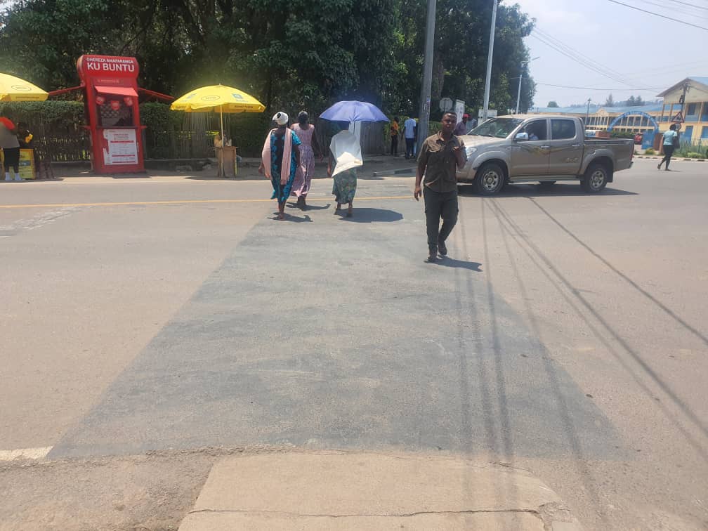 Bakomeje kwambukira ahahoze zebra crossing