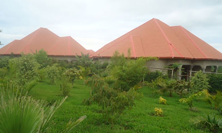 Zimwe mu nyubako z'iyi hoteri zari zimaze kuzura.