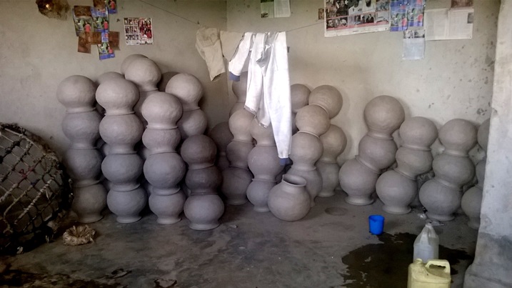 Zimwe mu nkono zibumbwa mbere y'uko zicanirwa ngo zitwarwe ku isoko.