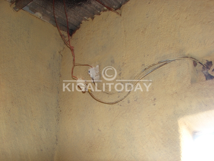 Zimwe mu nsinga z'amashanyarazi zitujuje ubuziranenge iruhande rw'inzu yahiye.