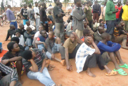 Zimwe mu nsoresore zafashwe zinywa urumogi.