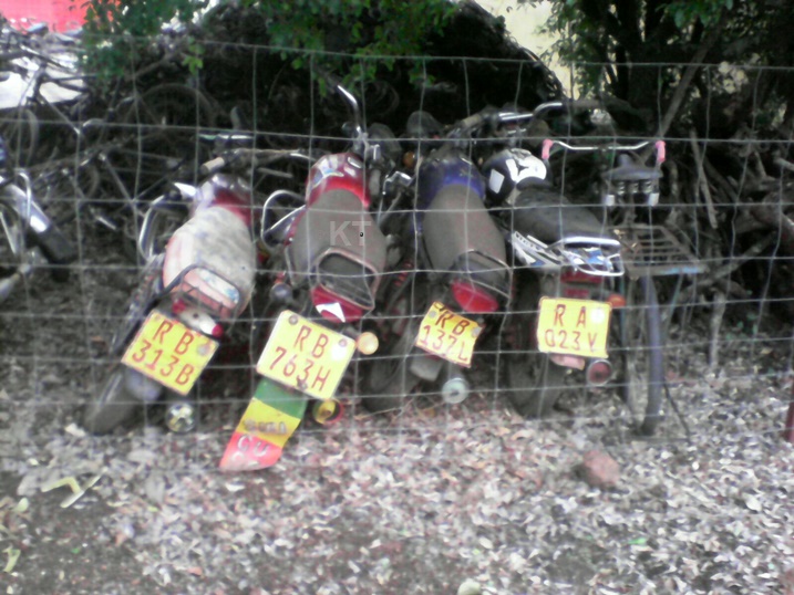 izi moto n'amagare ni bimwe mu byateshejwe abashimusi babaga bateye Pariki y'Akagera.