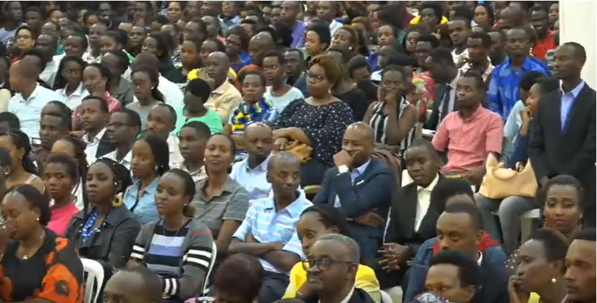 Bamwe mu bakirisiti bari bitabiriye isengesho risoza umwaka muri Zion Temple i Kigali