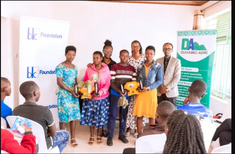 Bishimiye ibikoresho bahawe