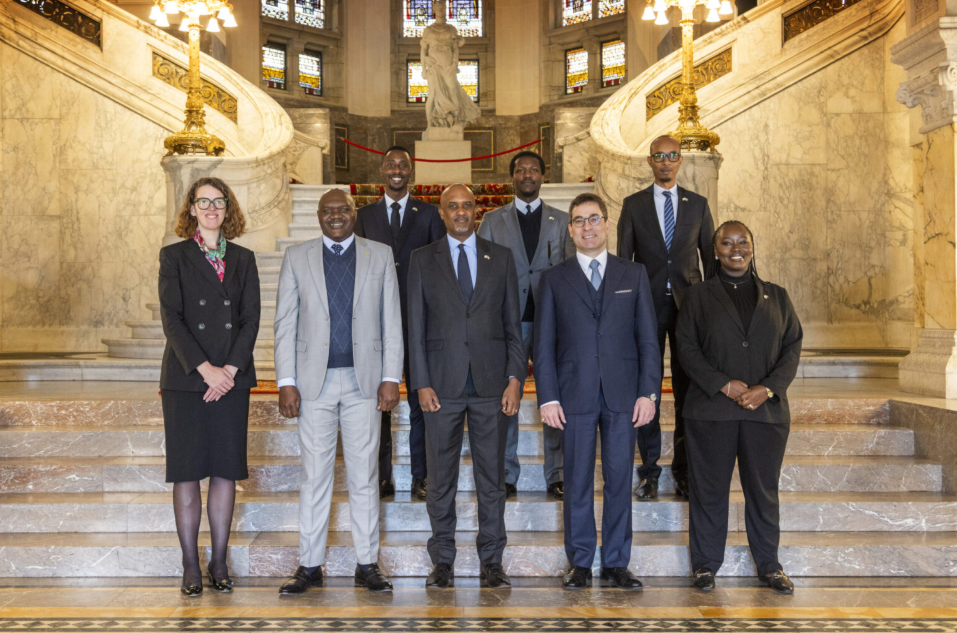 Uhereye i Buryo uganda i Bumoso: Dr Doris Uwicyeza Picard, Umuyobozi Mukuru w'Urwego rw'Igihugu rw'Imiyoborere (RGB), Lord Verdirame KC, umunyamategeko, Dr Emmanuel Ugirashebuja, Minisitiri w'Ubutabera akaba n'Intumwa Nkuru ya Leta, na Belinda McRae, umunyamategeko