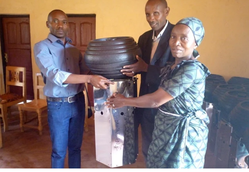 Byukusenge Emmanuel (ibumoso) ubwo yashyikirizaga abaturage imbabura ya rondereza