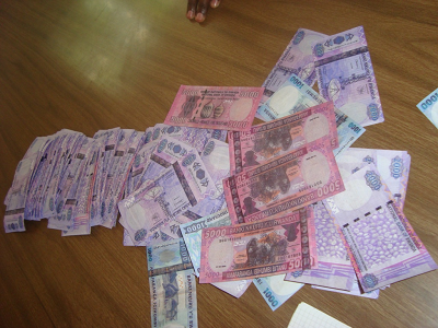 Bamufatanye ibihumbi 100 by