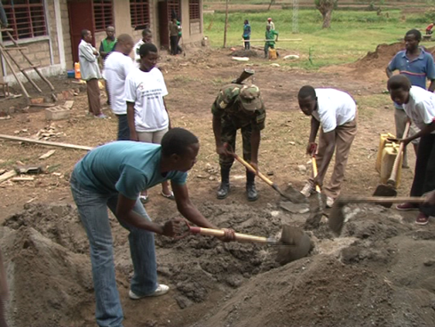 Bamwe mu bitabiriye ibikorwa byo kurugerero bubaka ibyumba by