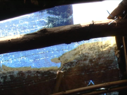 Uko niko igisenge cyayo cyabaye ku buryo iyo imvura iguye bari mu nzu banyagirwa.