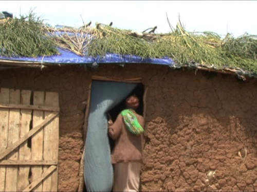 Inzu ya Mutegwaraba yagombaga kuba yuzuye mu kwezi kumwe ariko ane ashize akiyibamo ituzuye.