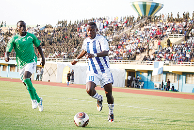 Sina yari yavuye muri Rayon Sport atorotse kandi ngo yari akiyifitiye amasezerano.