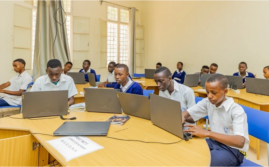 Abanyeshuri bakoresha ikoranabuhanga