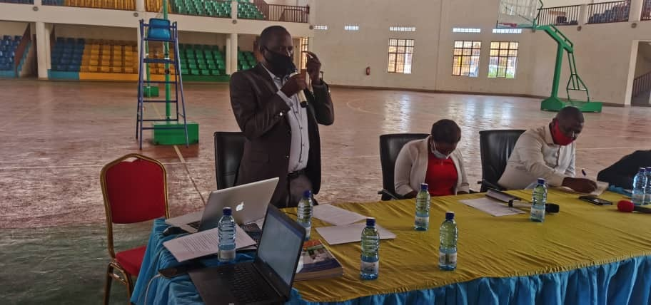 Bavakure Vincent, Umunyamabanga Nshingwabikorwa wa COPORWA ari kumwe n'ubuyobozi bw'Akarere ka Gisagara ndetse n'ushinzwe ubutabera/MAJ muri Ministeri y'Ubutabera bakaba bari kumwe n'abasigajwe inyuma n'amateka bo mu Murenge wa Ndora mu gikorwa cya Legal mobile Clinic aho bakemura ibibazo by'akarengane