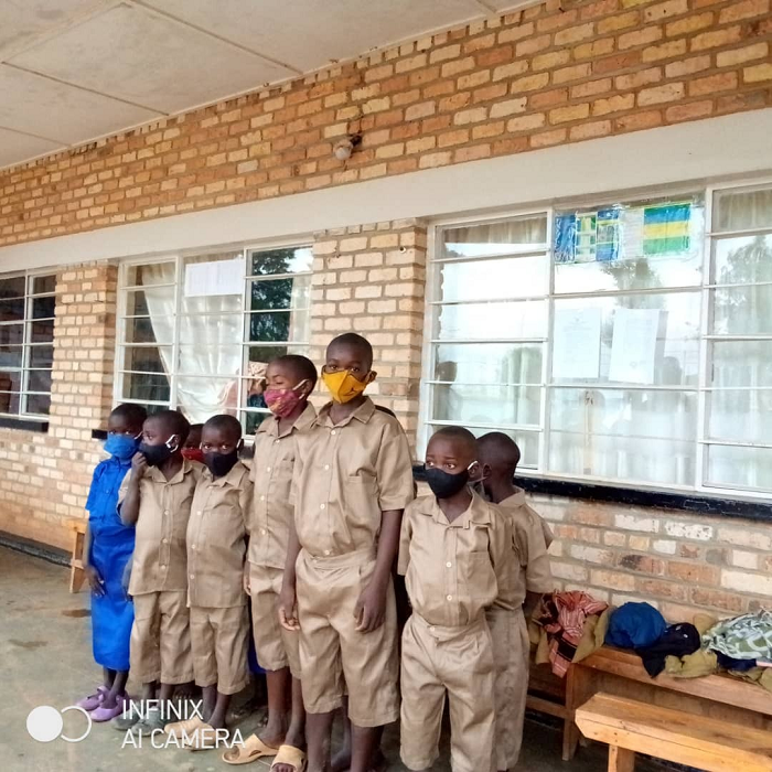 Bamwe mu banyeshuri baturuka mu miryango y'abasigajwe inyuma n'Amateka bo mu Karere ka Nyaruguru, Umurenge wa Mata na Munini bahawe ibikoresho n'imyenda y'ishuri