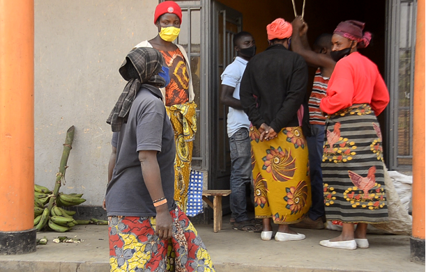 Aha ni ho uwatorokanye amafaranga yabo yacururizaga, bamushatse baraheba