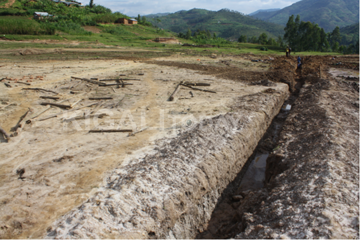 Amazi ari mu kibanza ngo yadindije gukora ikibuga.
