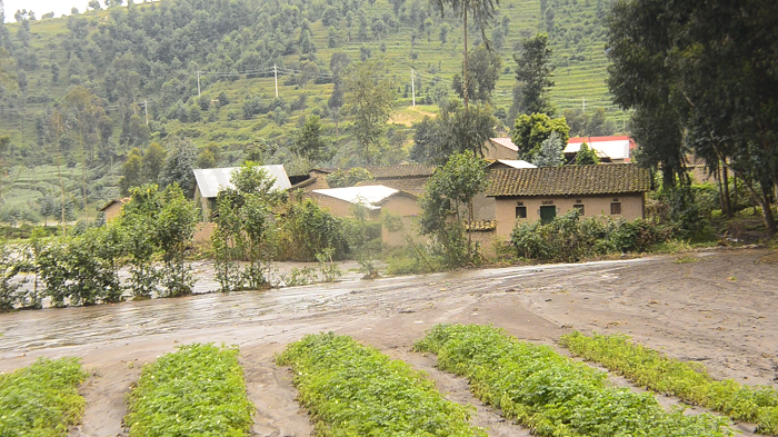 ASmazi aruzura agasandarira mu ngo no mu mirima