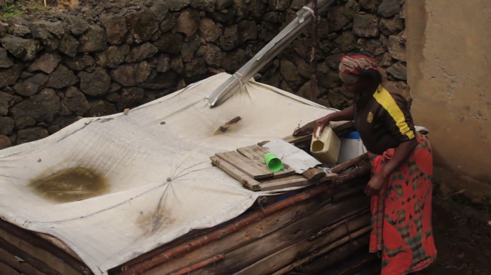 Amazi bakoresha yo mu bigega byo mu mahema bikoreye iyo yashize barahangayika