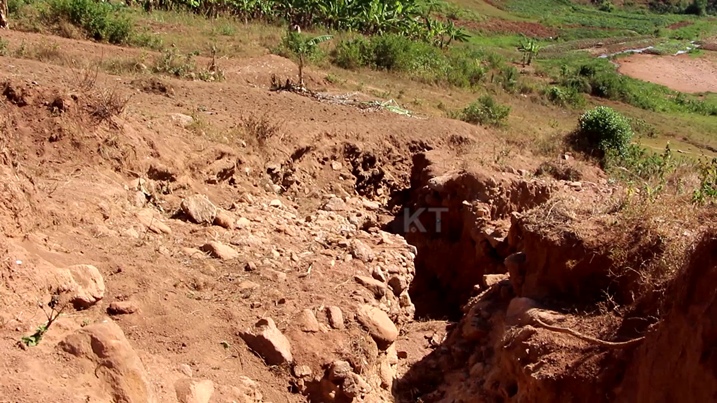 Imwe mu mikoki yaciwe n'amazi aturuka muri iyi nkambi, ihangayikishije abaturage.
