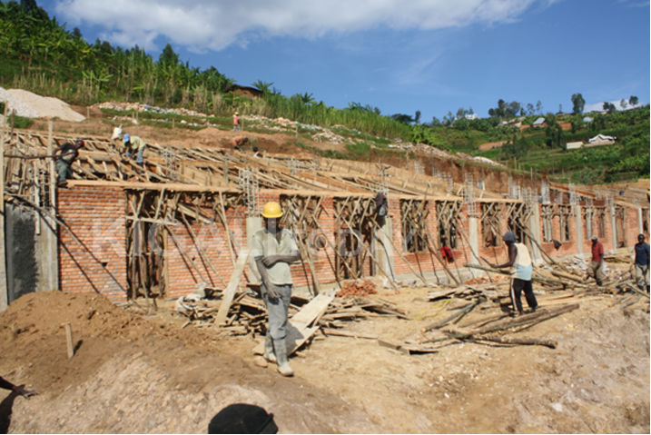Babaye bahisemo guhera ku zindi nyubako bakazatunganya neza ibibuga nyuma.