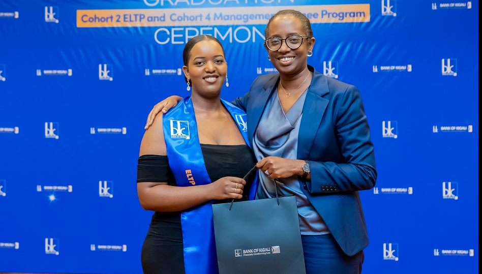 Sacrée Luminaire Umutoneshwa yahembwe nk'uwahize abandi muri ayo masomo