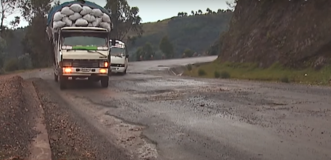 Abatwara ibinyabiziga muri iyi mihanda bavuga ko bibagora cyane kubera iyangirika ryayo