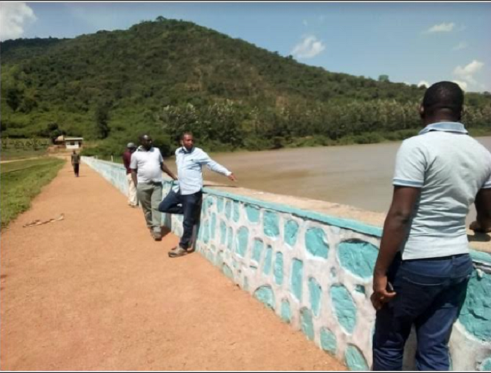 Ishyamba rya Kibirizi ryegeranye n'icyuzi cya Nyarubogo