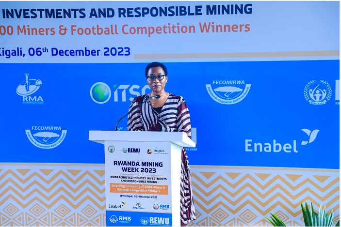 Minisitiri Bayisenge avuga ko abahawe impamyabushobozi berekanye ko hari ubundi buryo bishobokamo ko umuntu abona ubumenyi bidasabye kujya mu ishuri