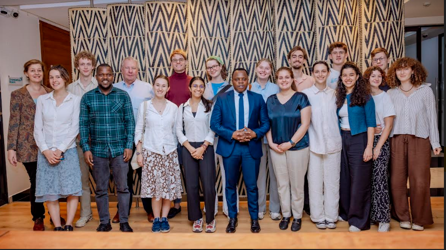 Minisitiri Utumatwishima ari kumwe n'urubyiruko rwa Amsterdam